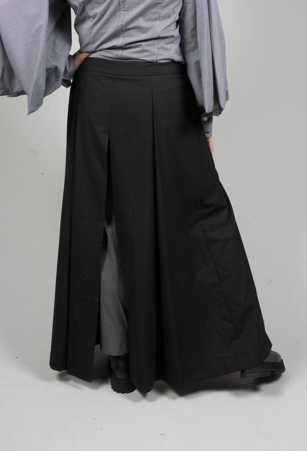 Double Layer Trousers with Pleats in Black/Grey