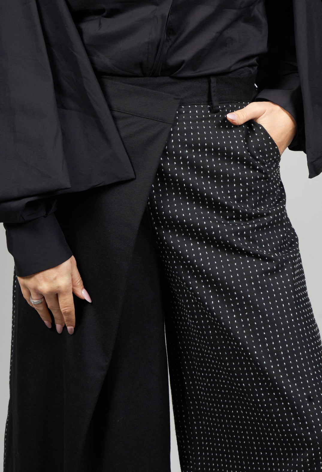 Wide Leg Trousers with Pattern in White/Black