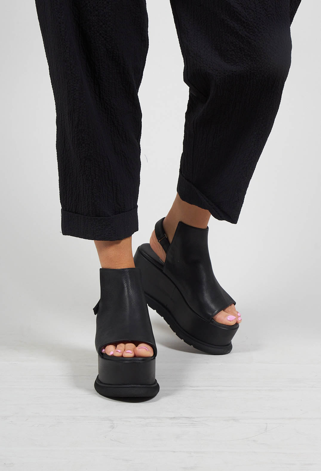 Platform Sole Sandal in Gasoline Nero