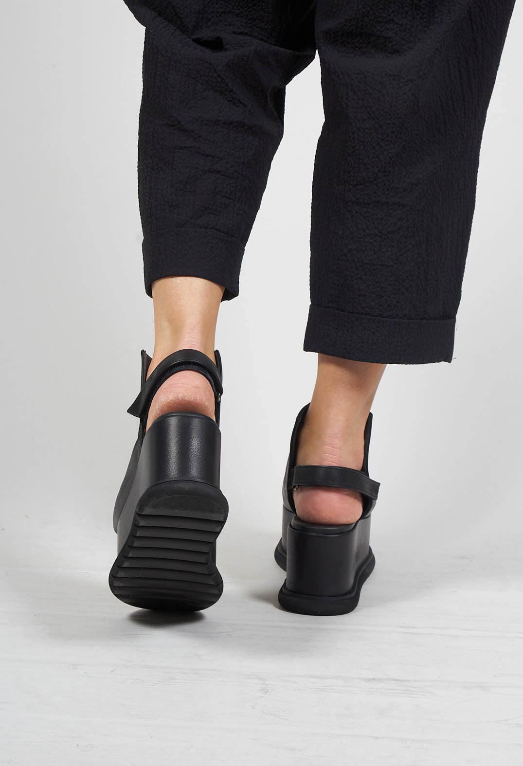 Platform Sole Sandal in Gasoline Nero