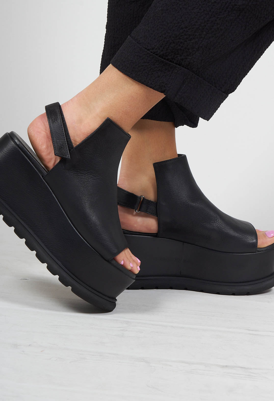 Platform Sole Sandal in Gasoline Nero