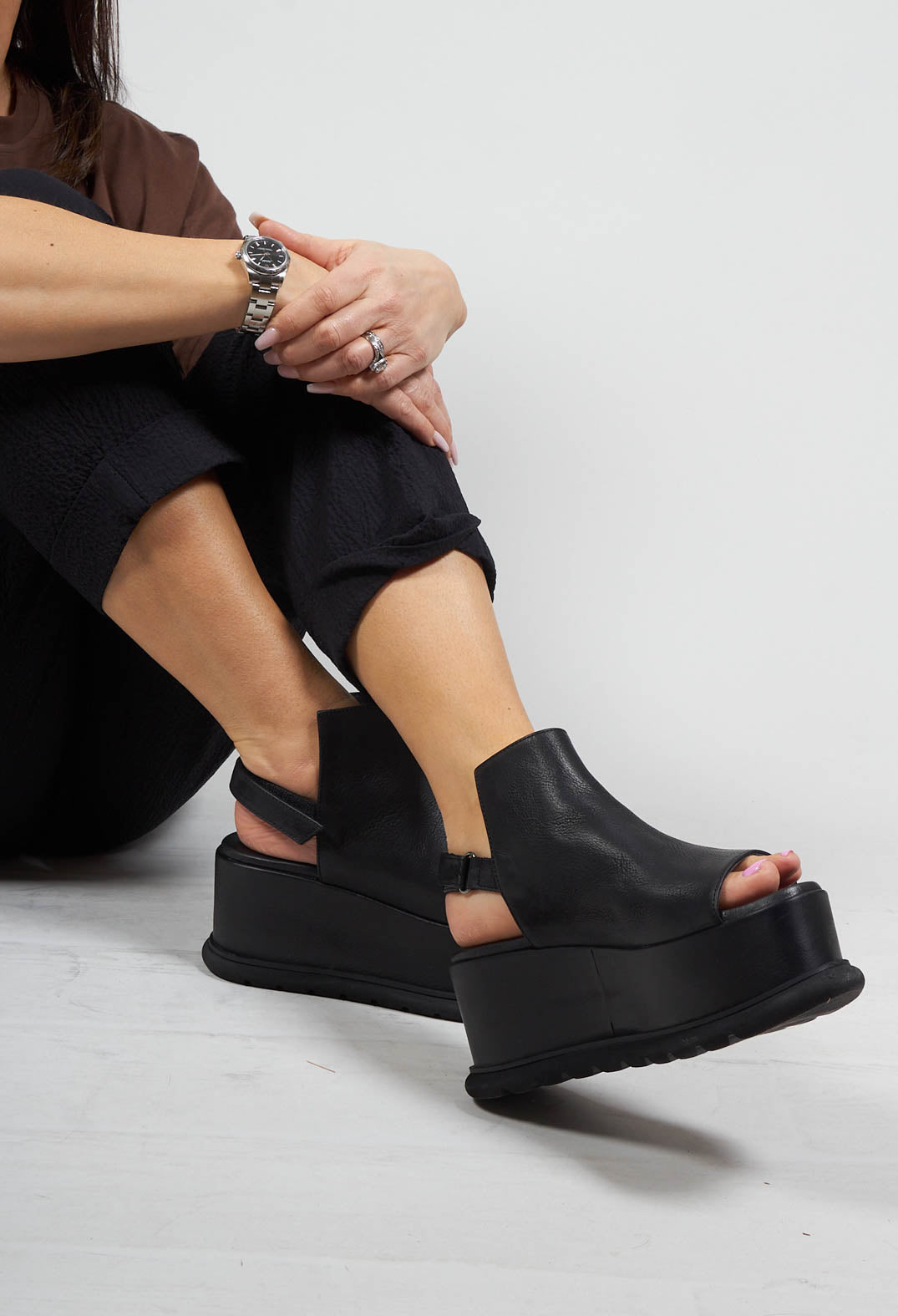 Platform Sole Sandal in Gasoline Nero