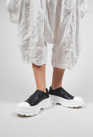 Pull On Pumps with Chuny Sole in Black