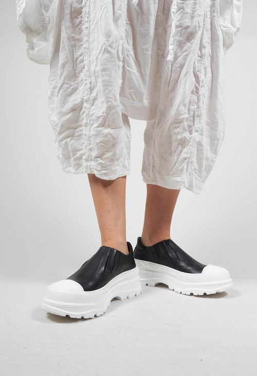 Pull On Pumps with Chuny Sole in Black