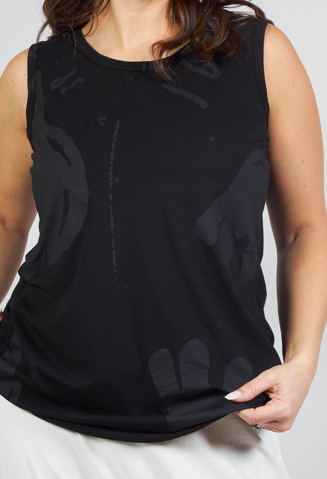 Sleeveless T-Shirt in Black Print
