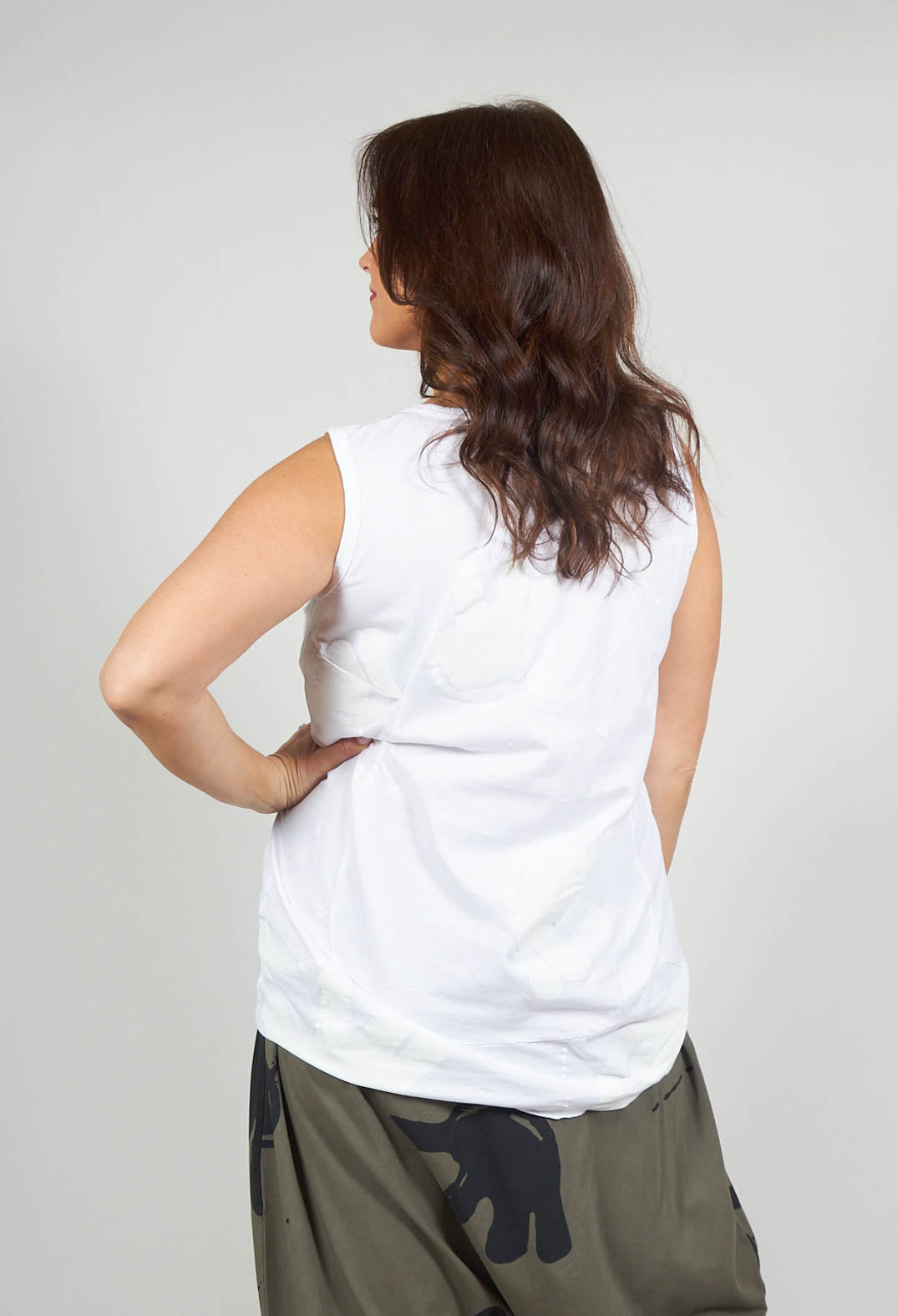Sleeveless T-Shirt in White Print