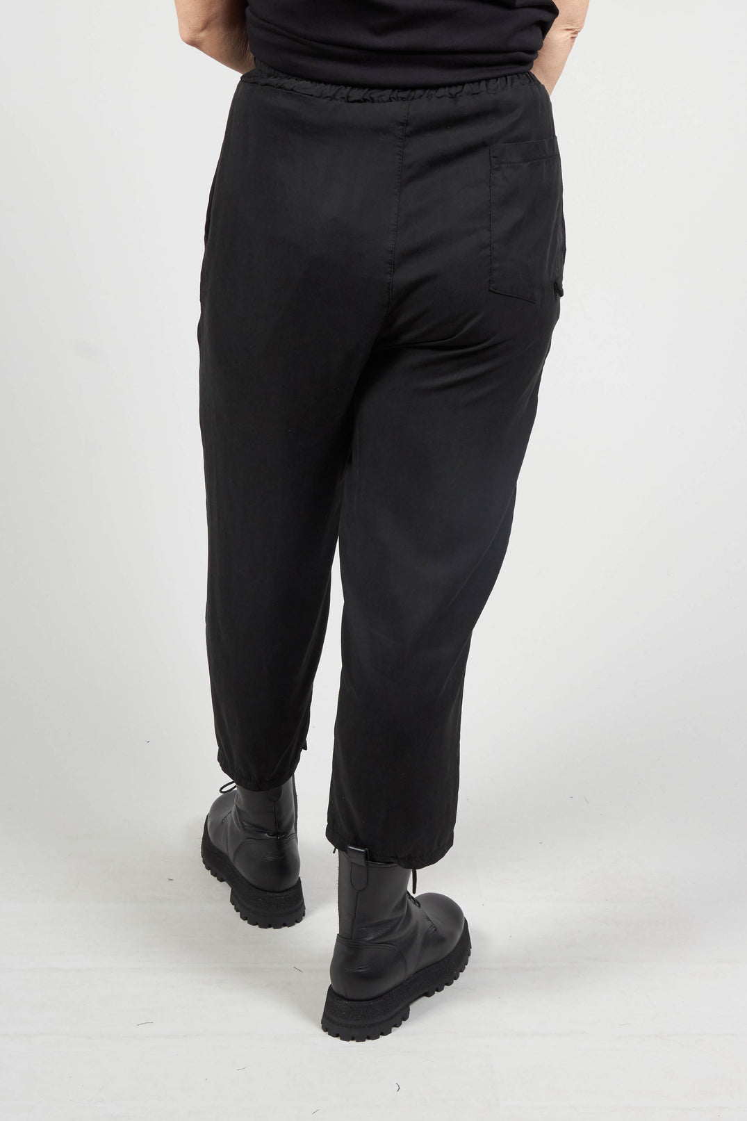 Straight Leg Trousers in Tencel Nero