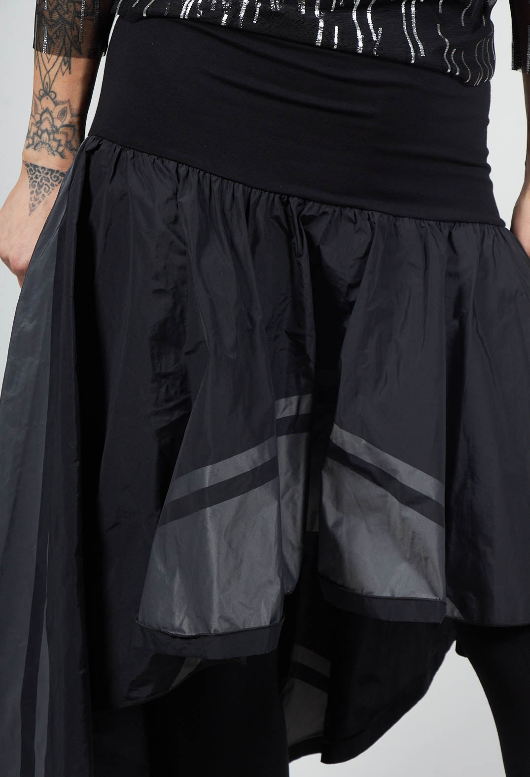 Veza Skirt in Black Grey