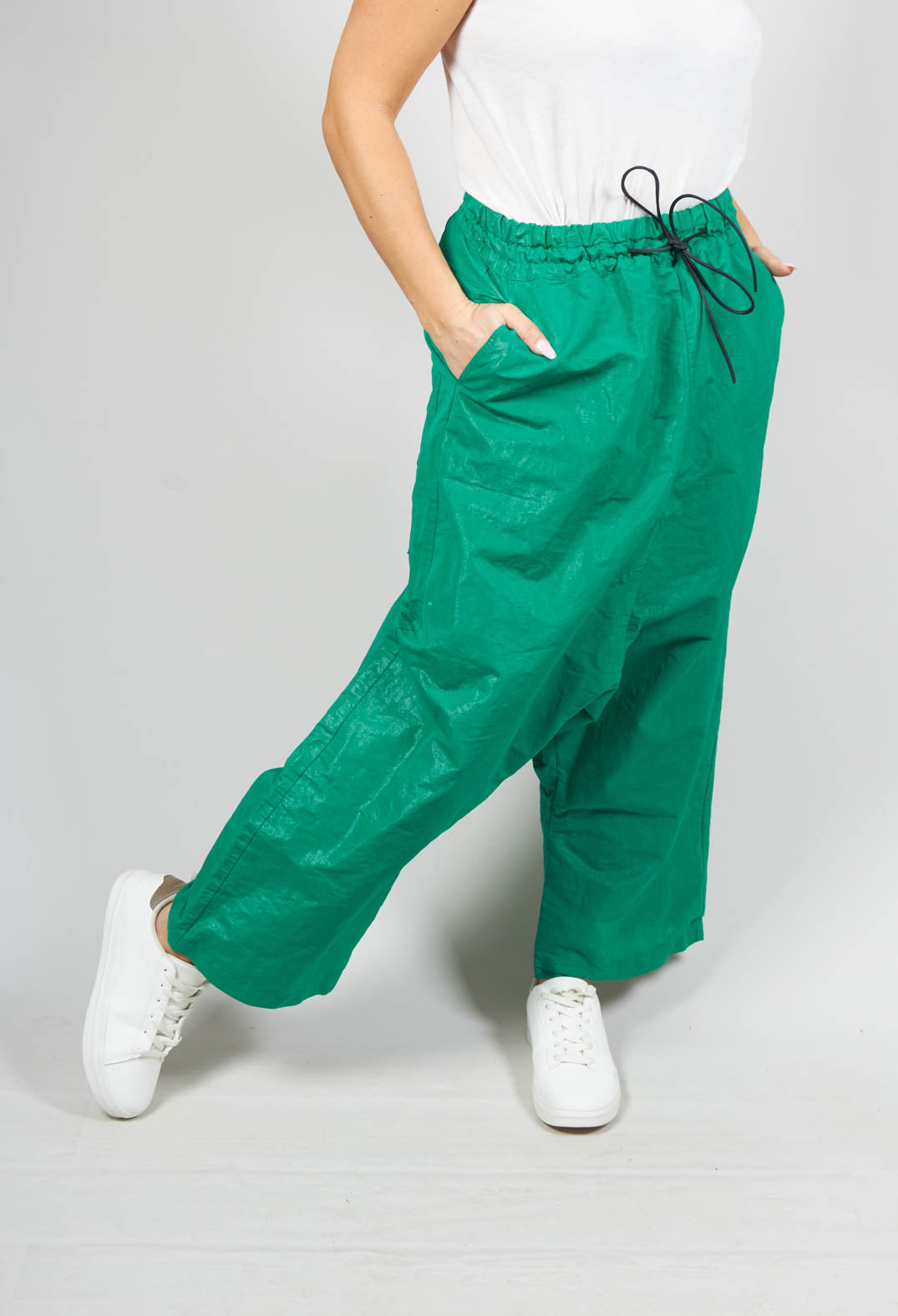 Wide Leg Drop Crotch Cropped Trousers in Green