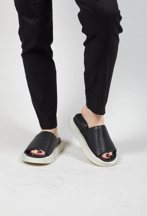 Wide Strap Sliders with Contrasting Sole in Gasoline Nero