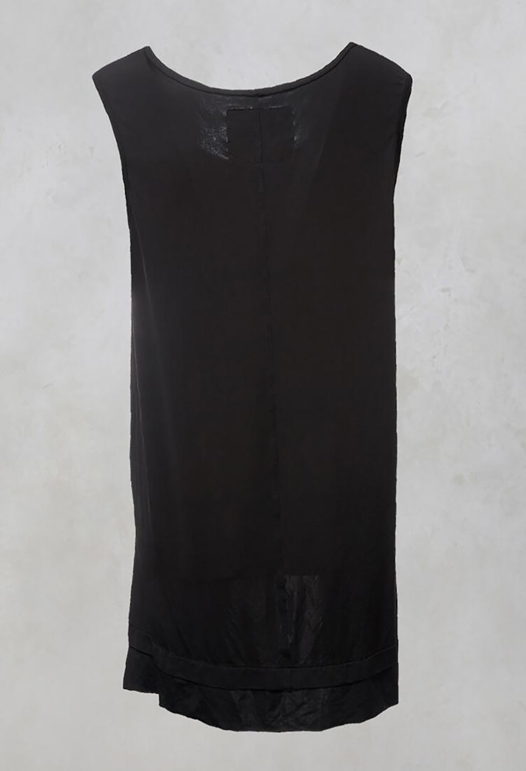 Chartress Top with Drop Hem at Back in Black